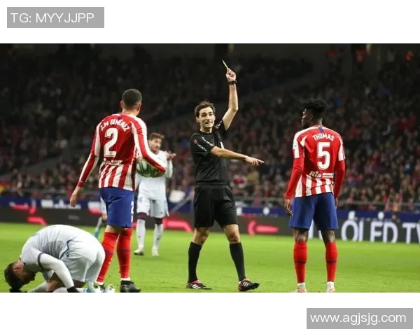 国王杯激战：拜仁大胜巴黎乌龙球引发争议判罚全场沸腾